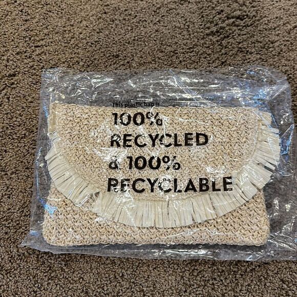 CLUTCH by NORTH SHORE FEATURES FRAYED TASSEL AND A BEAUTIFUL TROPICAL LINER NWT - Picture 2 of 4